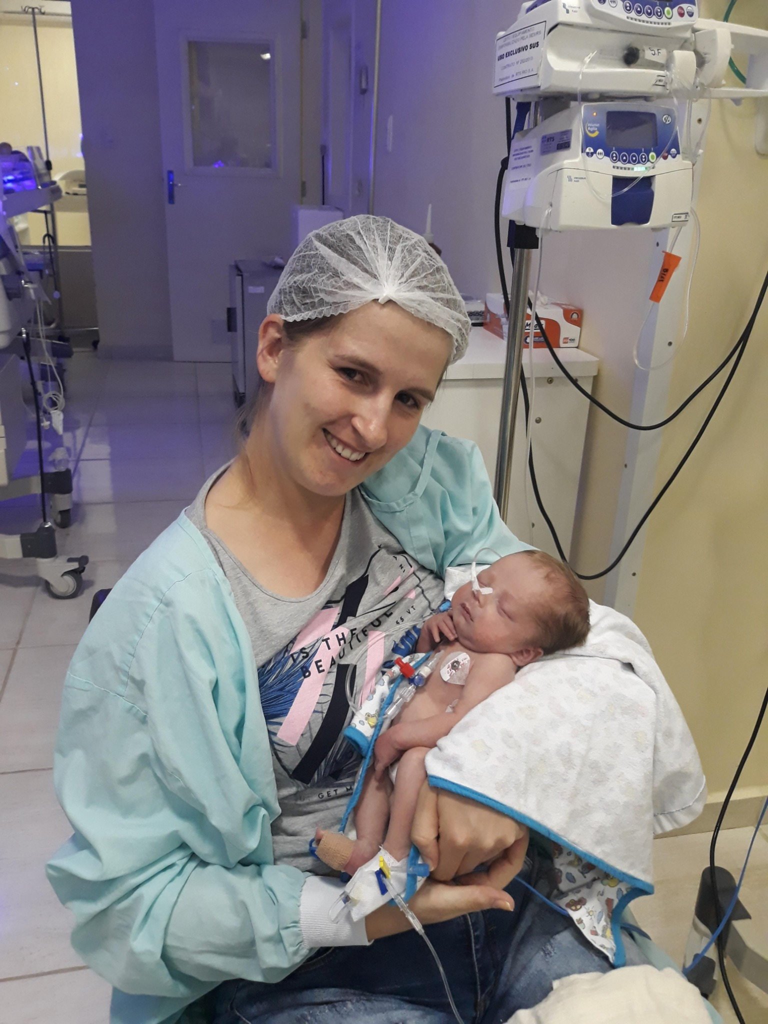 Denise com Miguel no colo durante o período na UTI neonatal