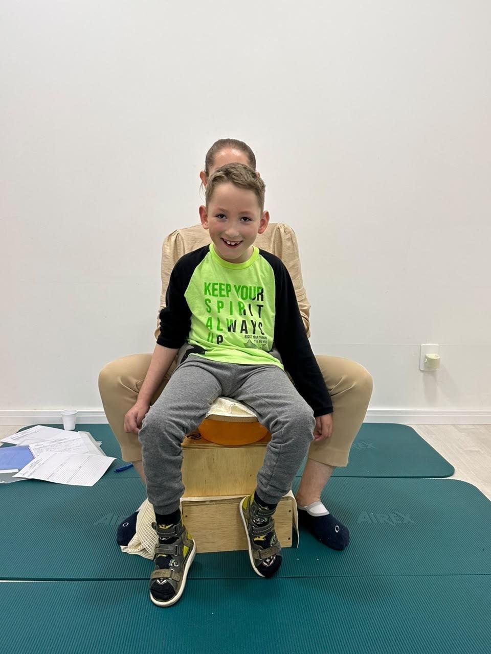 Miguel sorrindo durante fisioterapia
